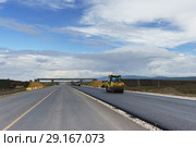 Укладка асфальтобетона при строительстве новой дороги в Крыму. Автомагистраль Таврида будет скоростной и безопасной. Стоковое фото, фотограф Наталья Гармашева / Фотобанк Лори