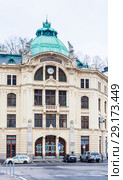 Bank Sparkasse in Promenade in Karlovy Vary, Czech republic (2018 год). Редакционное фото, фотограф Николай Коржов / Фотобанк Лори