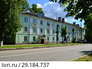 Трёхэтажный трёхподъездный кирпичный жилой дом (1951 г.). Улица Гагарина, 19. Город Дедовск. Городской округ Истра. Московская область (2015 год). Стоковое фото, фотограф lana1501 / Фотобанк Лори