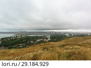 Пейзажный вид на город Керчь и морской порт в Крыму с горы Митридат в дождливый осенний день (2018 год). Стоковое фото, фотограф Наталья Гармашева / Фотобанк Лори