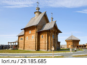 Деревянная церковь в историко-архитектурном комплексе "Обдорский острог" солнечным летним днем. Салехард, ЯНАО (2018 год). Редакционное фото, фотограф Виктор Карасев / Фотобанк Лори