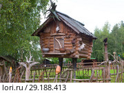 Избушка на курьих ножках. Частный зоопарк "Зооград". Пушкинские горы (2018 год). Редакционное фото, фотограф Марина Володько / Фотобанк Лори