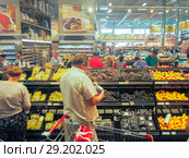 Отдел "Фрукты" в торговом зале супермаркета Selgros Cash & Carry в Зеленограде в день открытия (2018 год). Редакционное фото, фотограф Сайганов Александр / Фотобанк Лори