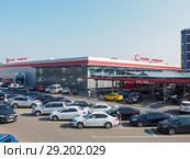 Парковка перед супермаркетом Selgros Cash & Carry в Зеленограде (2018 год). Редакционное фото, фотограф Сайганов Александр / Фотобанк Лори