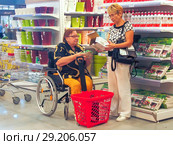 Покупательница с ограниченными возможностями в супермаркете Selgros Cash & Carry в Зеленограде (2018 год). Редакционное фото, фотограф Сайганов Александр / Фотобанк Лори