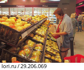 Женщина выбирает фрукты в торговом зале супермаркета Selgros Cash & Carry в Зеленограде в день открытия (2018 год). Редакционное фото, фотограф Сайганов Александр / Фотобанк Лори