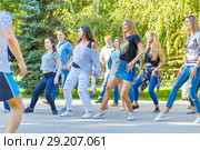 Russia Samara September 2017: Dancing at the festival "Dance Fair" in Gagarin Park. Редакционное фото, фотограф Акиньшин Владимир / Фотобанк Лори