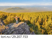 A man stands on a rock and opens his arms in breadth. Стоковое фото, фотограф Акиньшин Владимир / Фотобанк Лори