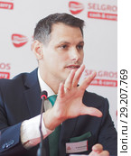 Генеральный директор Selgros Cash & Carry Россия Михаэль Ципфель жестикулирует во время пресс-конференции в день открытия супермаркета в Зеленограде (2018 год). Редакционное фото, фотограф Сайганов Александр / Фотобанк Лори
