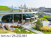 Москва, парк "Зарядье" ранней осенью. Людии гуляют перед Гастрономическим центром "Зарядье" (2018 год). Редакционное фото, фотограф Овчинникова Ирина / Фотобанк Лори