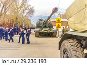 Russia, Samara, May 2018: Self-propelled 152 mm howitzer Msta-S (NATO name - farm M1990) on the city street. Редакционное фото, фотограф Акиньшин Владимир / Фотобанк Лори