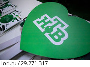Баннеры федерального телевизионного канала НТВ лежат на столе (2018 год). Редакционное фото, фотограф Николай Винокуров / Фотобанк Лори