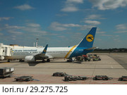Самолет авиакомпании «Международные Авиалинии Украины» у телетрапа в аэропорту. Милан, Италия (2018 год). Редакционное фото, фотограф Вадим Хомяков / Фотобанк Лори