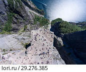 Скала Проповедника (Preikestolen). Вид сверху на скалу и фьорд. Туристическая природная достопримечательность. Норвегия (2018 год). Стоковое фото, фотограф Кекяляйнен Андрей / Фотобанк Лори