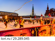 Красная площадь и люди на ГУМ-катке в дни праздника Рождества и Нового Года. Москва, Россия. (2018 год). Редакционное фото, фотограф Владимир Устенко / Фотобанк Лори