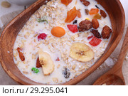 Мюсли с молоком, свежими ягодами и орехами. Стоковое фото, фотограф Марина Володько / Фотобанк Лори