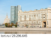 Жилой дом на Смоленской набережной, здание правительства Москвы (здание-книжка) и сталинская высотка на Кудринской площади. Осенний день. Москва. Россия (2018 год). Редакционное фото, фотограф E. O. / Фотобанк Лори