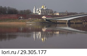 Вид на звонницу и купола святой Софии пасмурным апрельским днем. Кремль Великого Новгорода, Россия (2018 год). Стоковое видео, видеограф Виктор Карасев / Фотобанк Лори