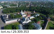 Полет над Софийским собором солнечным июньским днем. Кремль Великого Новгорода, Россия (2018 год). Стоковое видео, видеограф Виктор Карасев / Фотобанк Лори