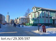 Россия, город Архангельск, проспект Чумбарова-Лучинскоого вечером. Дом А. С. Чудинова, построен в 1904 г., восстановлен в 1989 году (2018 год). Редакционное фото, фотограф Овчинникова Ирина / Фотобанк Лори