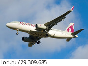 Cамолет Airbus A320-232  (A7-AHQ) авиакомпании Qatar Airways крупным планом в облачном небе (2018 год). Редакционное фото, фотограф Виктор Карасев / Фотобанк Лори
