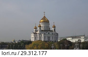 Вид на Храм Христа Спасителя и Пречистенскую набережную сентябрьским днем. Москва (2018 год). Стоковое видео, видеограф Виктор Карасев / Фотобанк Лори