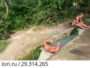 Купание в бесстыжих ваннах. Пятигорск (2012 год). Редакционное фото, фотограф Oles Kolodyazhnyy / Фотобанк Лори