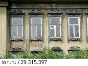 Красноярск, улица Горького, дом 15. Жилой дом усадьбы Телегина. Фрагмент фасада с окнами (2017 год). Стоковое фото, фотограф Илюхина Наталья / Фотобанк Лори