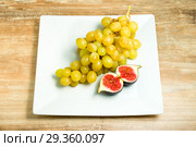 Fresh ripe figs and grapes in a bowl. Стоковое фото, фотограф Игорь Бородин / Фотобанк Лори