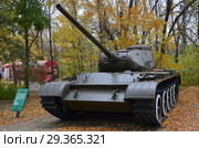 Город Саратов, выставка военной техники на Соколвой горе, танк Т-44 (2018 год). Редакционное фото, фотограф Сергей Миляев / Фотобанк Лори