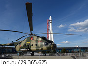Транспортно-десантный вертолет Ми-8Т и космическая ракета "Восток" у павильона "Космос"на ВДНХ (2018 год). Редакционное фото, фотограф Free Wind / Фотобанк Лори