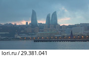 Вид на Пламенные башни с Каспийского моря облачным январским вечером. Баку, Азербайджан (2018 год). Редакционное видео, видеограф Виктор Карасев / Фотобанк Лори