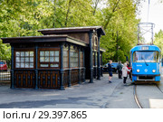 Москва, старинная трамвайная остановка в Тимирязевском районе (2018 год). Редакционное фото, фотограф glokaya_kuzdra / Фотобанк Лори