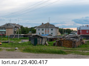 Вид на жилые дома в посёлке Соловецкий в полярный летний день, на закате. Архангельская область, Белое море (2018 год). Стоковое фото, фотограф Pukhov K / Фотобанк Лори