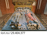 Бад Доберан, Германия. Саркофаг Альбрехта III Мекленбургского, короля Швеции, и кенотаф его первой жены Рихардис фон Шверин в церкви Доберанского монастыря (2016 год). Редакционное фото, фотограф Михаил Марковский / Фотобанк Лори
