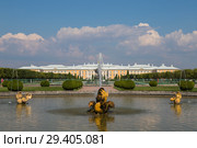 Россия. Петергоф. Верхний сад. Фонтан "Межеумный" (2018 год). Редакционное фото, фотограф Литвяк Игорь / Фотобанк Лори