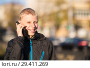 Teenager with a phone in the city. Стоковое фото, фотограф Типляшина Евгения / Фотобанк Лори