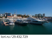 Сочи. Вид на город со стороны моря. Морской вокзал  и яхты (2018 год). Редакционное фото, фотограф Литвяк Игорь / Фотобанк Лори