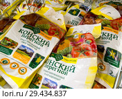 Пакеты с конским перегноем в продаже (2018 год). Редакционное фото, фотограф Вячеслав Палес / Фотобанк Лори
