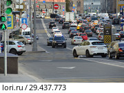 Черный автомобиль со спецсигналом на дороге. Театральный проезд. Тверской район. Город Москва (2018 год). Редакционное фото, фотограф lana1501 / Фотобанк Лори