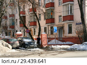 Дорожные знаки "Жилая зона", "Остановка запрещена" во дворе жилого дома. Город Москва, Измайловский проезд дом 4 (2018 год). Редакционное фото, фотограф Щеголева Ольга / Фотобанк Лори
