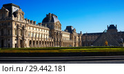 Panorama of Louvre Palace courtyard with pyramid (2018 год). Редакционное фото, фотограф Яков Филимонов / Фотобанк Лори