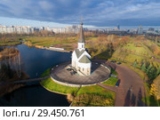 Церковь святого Георгия Победоносца в Пулковском парке солнечным ноябрьским днемм (съемка с квадрокоптера). Санкт-Петербург, Россия (2018 год). Стоковое фото, фотограф Виктор Карасев / Фотобанк Лори