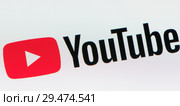 Логотип YouTube на экране (2018 год). Редакционное фото, фотограф E. O. / Фотобанк Лори