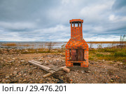 Кирпичная рыбная коптильня на берегу Ладоги. Деревня Сторожно. Ленинградская область. Осенний пасмурный день. Стоковое фото, фотограф Сергей Цепек / Фотобанк Лори