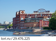 Здание бывшей кондитерской фабрики «Красный Октябрь» в Москве, Россия (2018 год). Редакционное фото, фотограф Елена Коромыслова / Фотобанк Лори