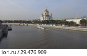 Сентябрьское утро на Москве-реке. Вид на Храм Христа Спасителя. Москва, Россия (2018 год). Стоковое видео, видеограф Виктор Карасев / Фотобанк Лори