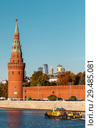 MOSCOW, RUSSIA - October 11, 2018: The Moscow river, the Kremlin and skyscrapers of the International business center Moscow City (background) in the sunny summer morning. Редакционное фото, фотограф Николай Чутчиков / Фотобанк Лори