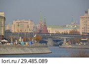 Патриарший пешеходный мост через Москву-реку, Пречистенская набережная. Город Москва (2018 год). Редакционное фото, фотограф lana1501 / Фотобанк Лори