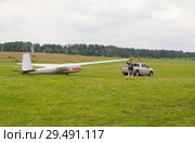 Буксировка планера по летному полю к точке вылета с помощью автомобиля (2017 год). Редакционное фото, фотограф Наталья Николаева / Фотобанк Лори
